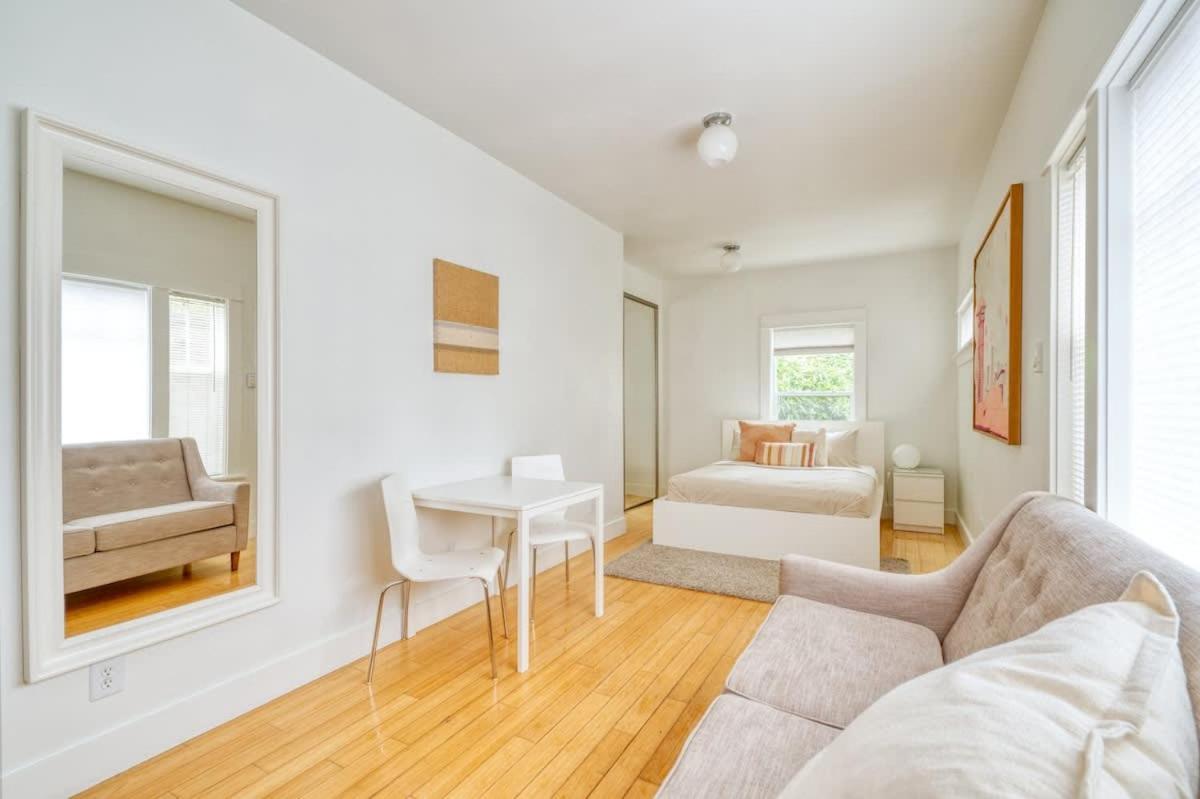 - The Sunnyside Cottage, Local Shops & Nightlife Apartment