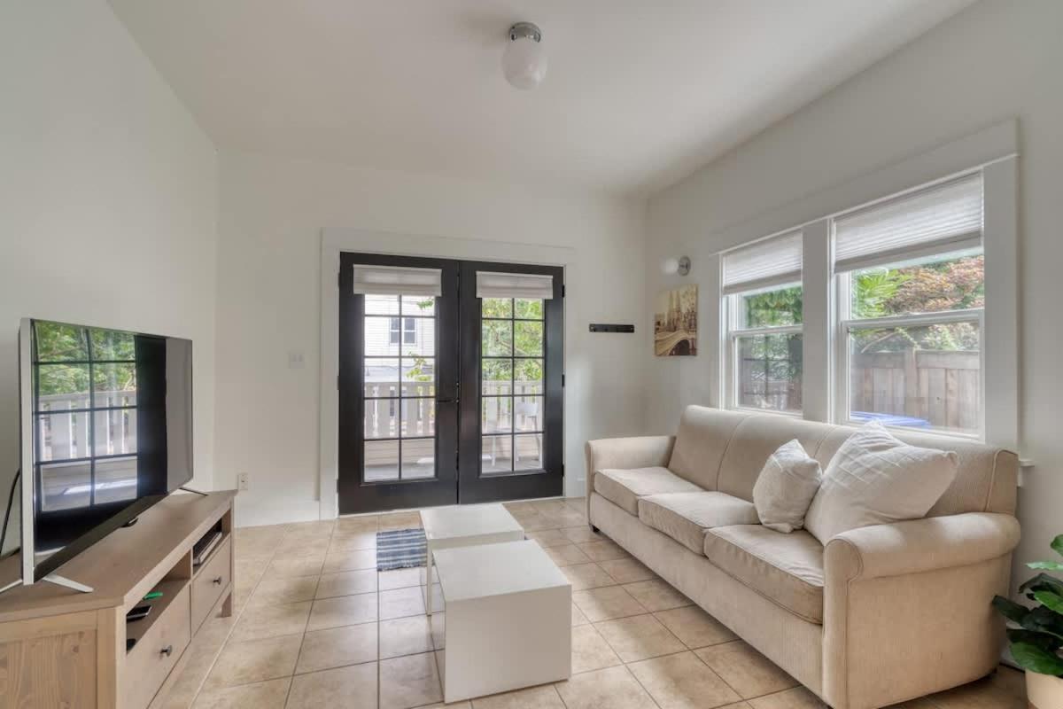 - The Sunnyside Cottage, Local Shops & Nightlife * Portland