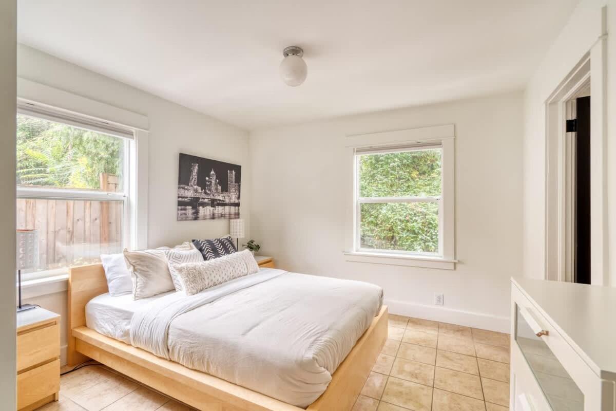 - The Sunnyside Cottage, Local Shops & Nightlife Portland