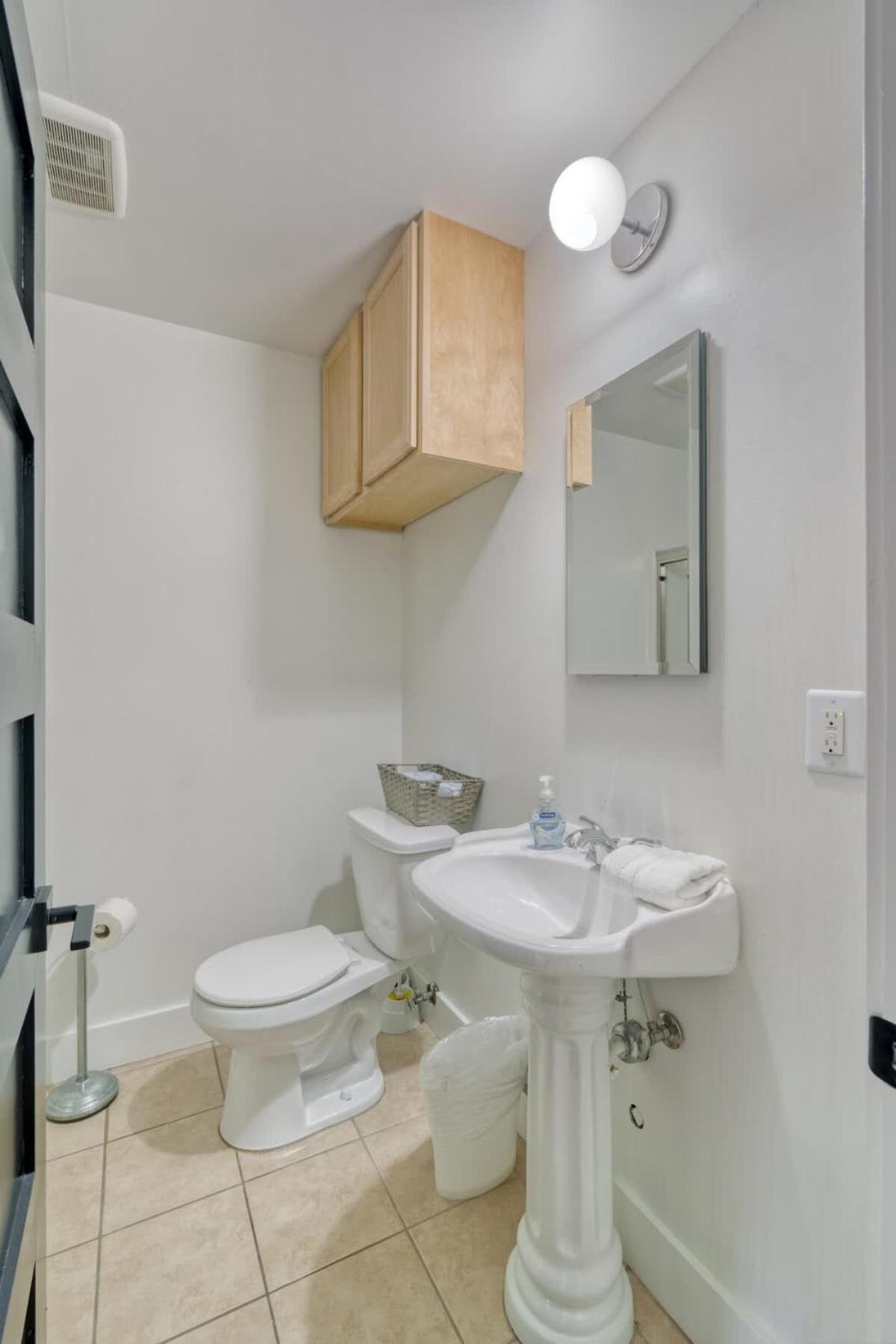 - The Sunnyside Cottage, Local Shops & Nightlife Apartment *