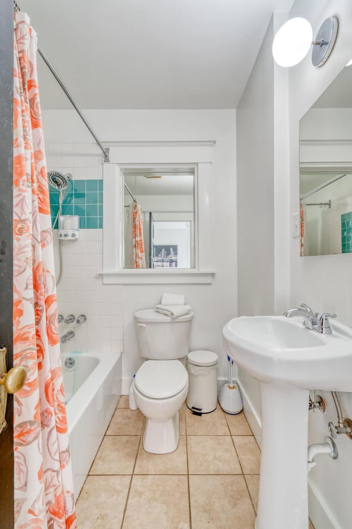 - The Sunnyside Cottage, Local Shops & Nightlife Apartment Portland