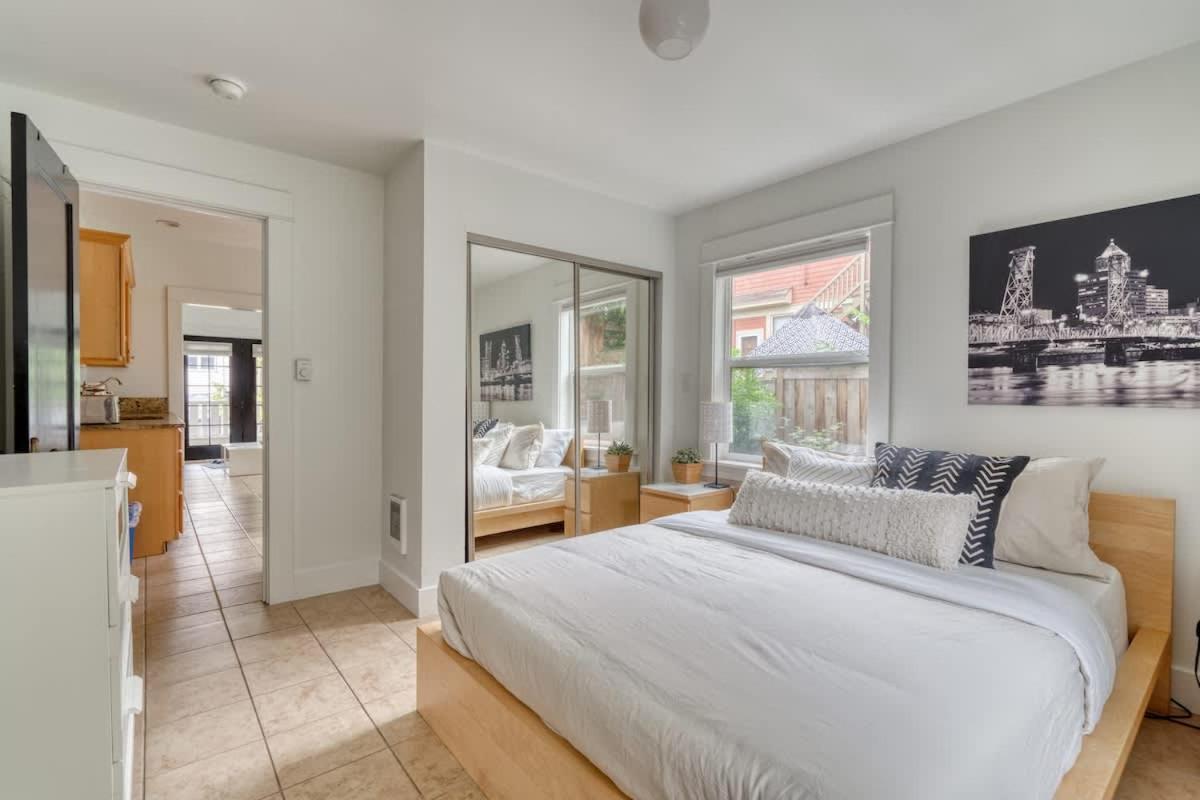 - The Sunnyside Cottage, Local Shops & Nightlife Apartment