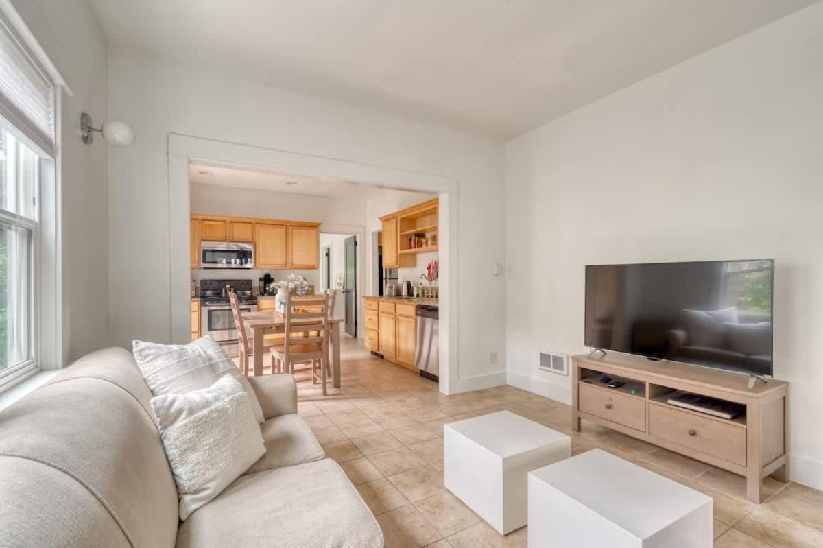 - The Sunnyside Cottage, Local Shops & Nightlife * Portland