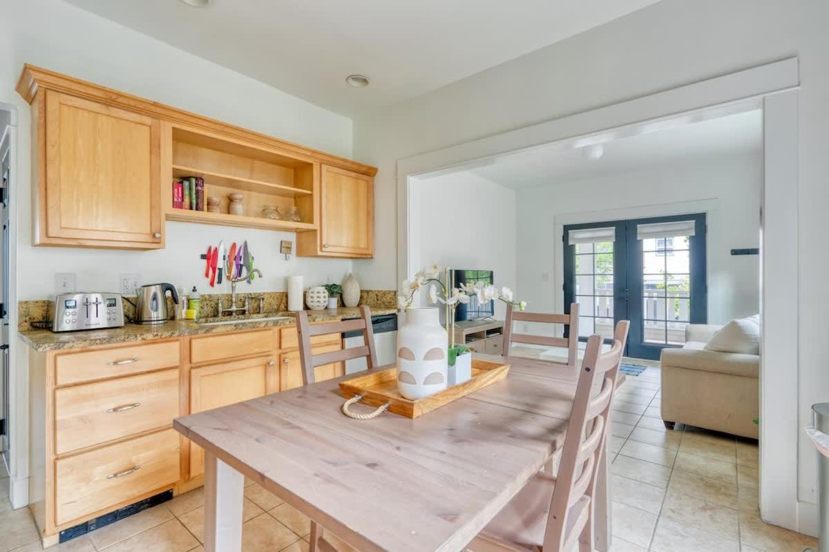 - The Sunnyside Cottage, Local Shops & Nightlife Apartment
